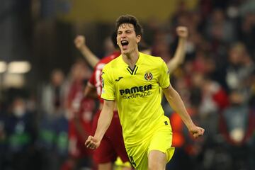 Los jugadores del Villarreal celebran el pase a semifinales de Champions al final del partido.