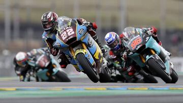 Lowes lidera la carrera de Moto2 por delante de Dixon.