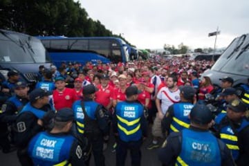 Varios aficionados de Costa Rica se dieron cita al Coloso de Santa Úrsula para presenciar el duelo eliminatorio entre el tricolor y los ticos.