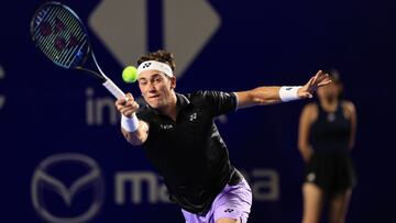 El tenista Noruego Casper Ruud devuelve una bola contra el argentino Guido Andreozzi durante un partido del Abierto Mexicano de Tenis 2023 en el balneario de Acapulco, en el estado de Guerrero (M¨¦xico).