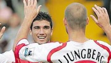 <b>ESTÁ EN RACHA. </b>Reyes celebra con Ljungberg el gol marcado ayer ante el Fulham.