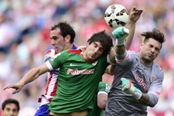 Diego Godín ante Iago Herrerín y San José. 