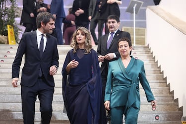 El ministro de Cultura, Ernest Urtasun, la vicepresidenta segunda del Gobierno y ministra de Trabajo, Yolanda Díaz, y la periodista María Guerra,  en la alfombra roja de los Premios Feroz 2026.