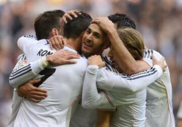 Benzema celebra con sus compañero el segundo gol del Real Madrid