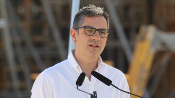 El ministro de la Presidencia, Relaciones con las Cortes y Memoria Democr¨¢tica en funciones, F¨¦lix Bola?os, atiende a los medios antes de una visita a las obras de la l¨ªnea de alta velocidad Murcia-Almer¨ªa a 03 de agosto del 2023 en Cuevas del Almanzora (Almer¨ªa, Andaluc¨ªa, Espa?a). El ministro de la Presidencia, Relaciones con las Cortes y Memoria Democr¨¢tica, F¨¦lix Bola?os, ha visitado las obras del Alta Velocidad entre Murcia y Almer¨ªa en el tramo andaluz entre Vera y Pulp¨ª donde ha asegurado que los trabajos avanzan a "velocidad de crucero", sentido en el que ha ratificado la llegada de esta infraestructura en 2026.
03 AGOSTO 2023
Rafael Gonz¨¢lez / Europa Press
03/08/2023