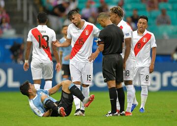 El árbitro Wilton Pereira Sampaio con Carlos Zambrano y Luis Suárez.