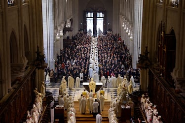Los miembros del clero abandonan la catedral después de la misa inaugural, con la consagración del altar mayor.