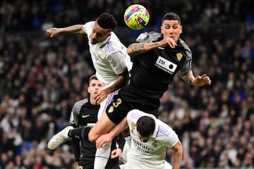 Salto y pugna por el balón de Éder Militão y Enzo Roco.