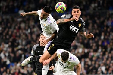 Salto y pugna por el balón de Éder Militão y Enzo Roco.
