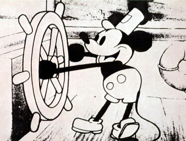 El 13 de enero de 1930 apareció en prensa la primera tira cómica de Mickey Mouse. Después de 15 cortometrajes de éxito, la agencia King Features Syndicate le pidió a Walt Disney permiso para usar a Mickey y otros personajes en formato impreso. Con guion del propio Disney y dibujos de Ub Iwerks y Win Smith, adaptaron el corto 'Plane Crazy' e introdujeron a la eterna compañera de Mickey, Minnie, en sus aventuras. De esta manera comenzó la expansión transmedia del personaje más popular de la Disney.