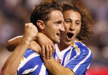 Mista celebra un gol con Guardado durante su etapa como jugador del Deportivo.