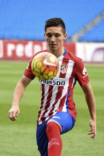 El jugador argentino fichó en el 2005 por el Atlético de Madrid donde jugó una temporada. Tras salir del club madrileño vistió la camiseta del Sevilla la temporada 2016/17.