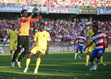 40 a?os y 15 das. Tras muchos a?os en la portera del Madrid, pas por el Zaragoza, Tottenham y Valencia antes de llegar al Villarreal donde cumpli su ltimo a?o como profesional.