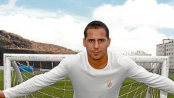 <b>EN SUS MANOS. </b>Sergio Aragoneses posó para AS ilusionado por la posibilidad de estrenarse en la competición liguera. Si Oltra plasma sus intenciones, sentará a Luis García.