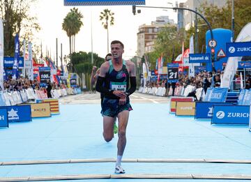 Carlos Mayo pasando por la línea de meta del Medio Maratón Valencia Trinidad Alfonso Zurich.