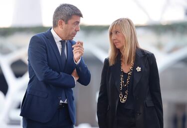 President de la Generalitat Valenciana, Carlos Mazón, conversa con la presidenta del Tribunal Supremo y del CGPJ, Isabel Perelló, a sus llegadas al homenaje a las víctimas de la DANA, en el Museo de las Ciencias Príncipe Felipe, en Valencia.