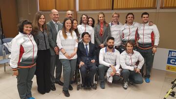 La Infanta Elena posa con los deportistas que acudieron a los Juegos Paral&iacute;mpicos de Pyeongchang.