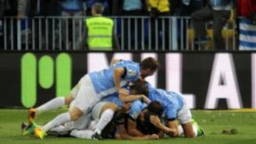 Piña del Málaga tras el tercer gol.