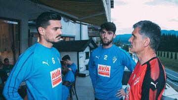 Sergio &Aacute;lvarez con Mendilibar, durante la pretemporada del Eibar.