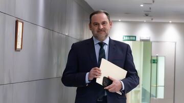 El exministro de Transportes y diputado del PSOE, José Luis Ábalos, a su llegada a una rueda de prensa, en el Congreso de los Diputados, a 27 de febrero de 2024, en Madrid (España). Tras la implicación de al menos 20 personas por el supuesto cobro de comisiones en adjudicaciones fraudulentas de mascarillas durante la pandemia, entre las que se encontraba el exasesor del exministro socialista José Luis Ábalos, Koldo García, el PSOE pidió ayer a José Luis Ábalos que entregase su acta de diputado en las siguientes 24 horas. Sin embargo, el exministro se ha negado a dimitir y seguirá como diputado pero en el Grupo Mixto, ya que insiste que no está imputado en ninguna causa.
27 FEBRERO 2024;ABALOS;DIPUTADO;GRUPO MIXTO;DIMISIÓN;NO RENUNCIA;
Eduardo Parra / Europa Press
27/02/2024