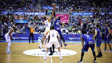 Tavares frente a Gamble, salto entre dos en el San Pablo Hereda Burgos-Real Madrid de la Liga Endesa.