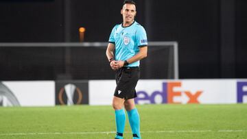 Spanish referee Xavier Estrada Fernandez reacts during the UEFA Europa League first round day two Group J football match between Linzer ASK (LASK) and Ludogorets Razgrad in Pasching near Linz, Austria on October 29, 2020. (Photo by Reinhard EISENBAUER / v