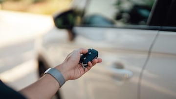 El truco viral para arrancar los coches cuando el mando se ha quedado sin batería