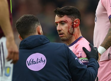 Adam Smith, del AFC Bournemouth, recibe atención médica tras un choque de cabezas con su compañero Tyler Adams.