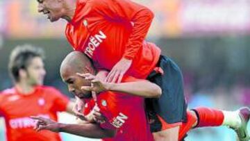 <b>DÚO LETAL. </b>Dinei y Ghilas celebran el gol del brasileño. Los dos arietes demostraron ayer todo el peligro que atesoran en sus botas.