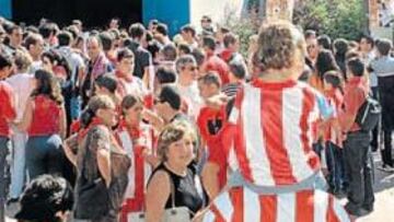 <b>BUENA COSTUMBRE. </b>Las peñas fueron homenajeadas en 2003 donde también hubo multitud de actos.