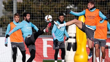 Isco y Kroos disputan la pelota en presencia de Odegaard y Mariano durante el entrenamiento del Madrid previo a su partido frente al Alcoyano.