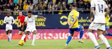 El jugador del Real Madrid, Rodrygo, golpea el balón en el 0-1 al Cádiz. 