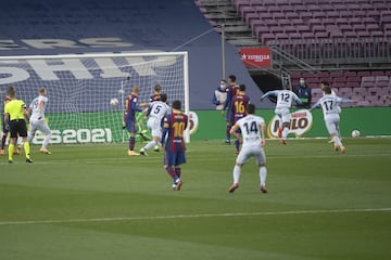 El central remató a placer un saque de esquina lanzado por Carlos Soler.