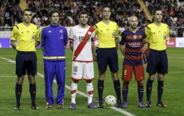 Rayo Vallevano-Barcelona. El árbitro Iñaki Vicandi Garrido acompañado de sus asistentes Antonio Huerga Cermeño y Aitor Villate Martínez, el cuarto árbitro Jon Ander González Esteban y los capitanes Trashorras e Iniesta.