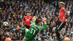 MANCHESTER, ENGLAND - APRIL 07:  Paul Pogba of Manchester United scores his side&#039;s first goal past Ederson of Manchester City during the Premier League match between Manchester City and Manchester United at Etihad Stadium on April 7, 2018 in Manchest