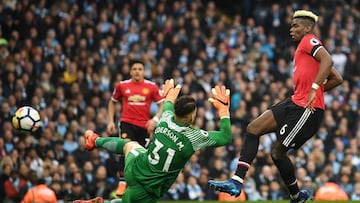 MANCHESTER, ENGLAND - APRIL 07:  Paul Pogba of Manchester United scores his side&#039;s first goal past Ederson of Manchester City during the Premier League match between Manchester City and Manchester United at Etihad Stadium on April 7, 2018 in Manchest