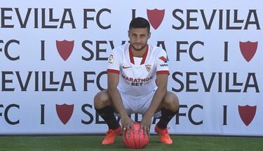 Pocos baremos hay más fiables que el ojo de Monchi para certificar la valía de un jugador. La que el de Los Navalmorales ha demostrado en sus dos años de cesión en el Leganés, donde se ha destapado como uno de los mejores especialistas de LaLiga a balón parado y se ganó la llamada de Luis Enrique para debutar con la Selección. Como otros, su paso por el primer equipo se limita a un partido de Copa; en su caso, 75 minutos en la vuelta de dieciseisavos de la 17-18 contra el Fuenlabrada. En el Sevilla no cuajó y tras ser cedido a Getafe y Celta, este verano regresó al Leganés tras rescindir su contrato con el club hispalense.