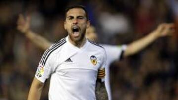 Paco Alc&aacute;cer celebra su segundo gol.