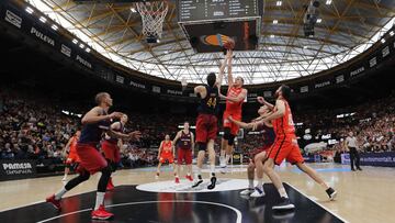 Luke Sikma lanza sobre la defensa de Ante Tomic.