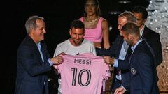 Argentine soccer star Lionel Messi (2nd L) is presented by (from R) owners of Inter Miami CF David Beckham, Jose R. Mas and Jorge Mas as the newest player for Major League Soccer's Inter Miami CF, at DRV PNK Stadium in Fort Lauderdale, Florida, on July 16, 2023. (Photo by GIORGIO VIERA / AFP)