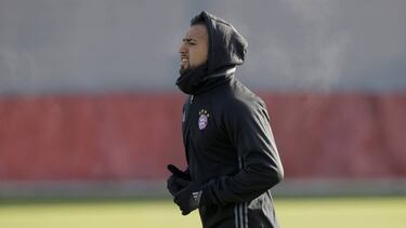 MUNICH, GERMANY - DECEMBER 05: Arturo Vidal of FC Bayern Munich warms up during a training session ahead of the UEFA Champions League group D match against Atletico Madrid at Saebener Strasse training ground on December 5, 2016 in Munich, Bavaria. (Photo by Adam Pretty/Bongarts/Getty Images)