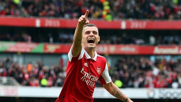 Granit Xhaka, jugador del Arsenal, celebra el gol anotado ante el Tottenham.