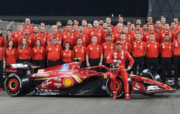 Carlos Sainz (Ferrari) posa en la foto de final de temporada de Ferrari. Yas Marina, F1 2024.