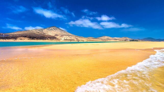 La única playa en toda España con dos orillas 74 Merca2.es Tienes que visitar Sotavento en Fuerteventura alguna vez en tu vida
