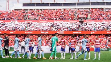 Los jugadores del Granada y Celta se saludan.