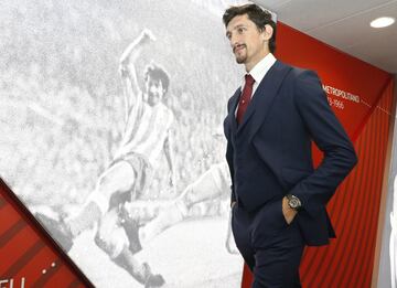 Savic luciendo el nuevo traje que vistirá al conjunto rojiblanco en sus desplazamientos para la temporada 2018/19.