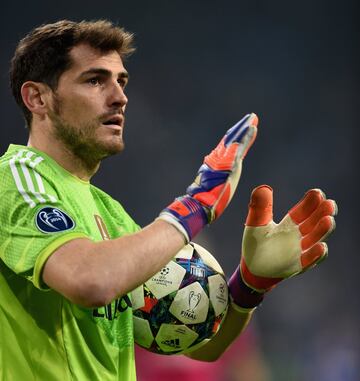 San Iker fue el capitán y el talismán de una generación inimitable de futbolistas españoles que ganaron un Mundial y dos Eurocopas jugando un fútbol de ensueño. Con su suerte, y su calidad, el Madrid ganó cinco Ligas, tres Champions, dos Intercontinentales y un Mundial de Clubes; y España completó la mejor racha de cualquier selección en la historia ganando dos Eurocopas y un Mundial. Con él como gran capitán, portero y talismán.