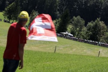 El pelotón recorriendo los 184 km de la etapa de hoy.