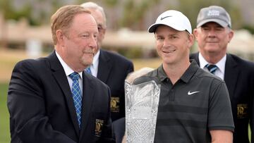 Adam Long posa con el trofeo que le acredita como ganador del Desert Classic.