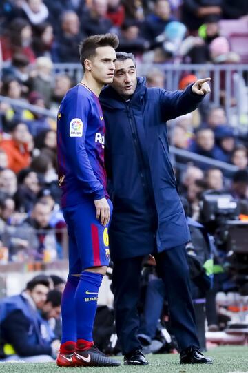 Ernesto Valverde da instrucciones a Denis Suárez.